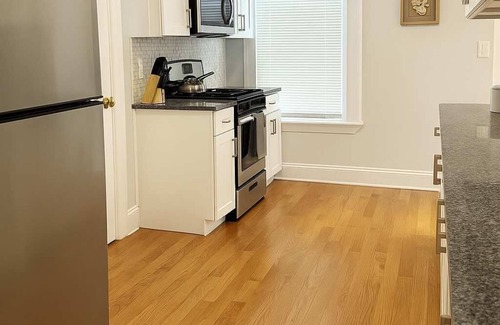 Wrigleyville Apartment | Clean & Equipped 2BR Apartment