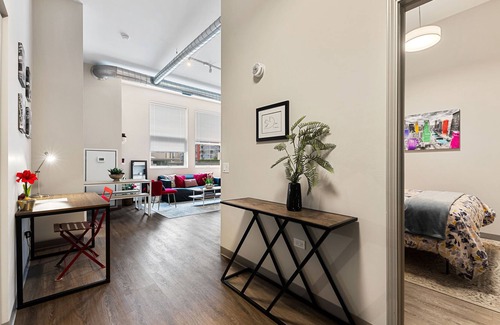 Near South Side Condo | Cozy 2bd/2ba McCormick Museums Condo (+Gym & Rooftop)