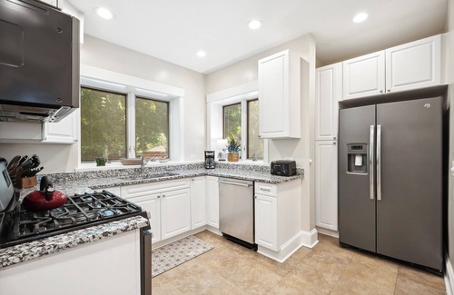 Rogers Park Condo | Cozy 3BR on Chicago's North Side & Free Parking On-premises!