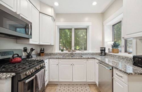 Rogers Park Condo | Cozy 3BR on Chicago's North Side & Free Parking On-premises!