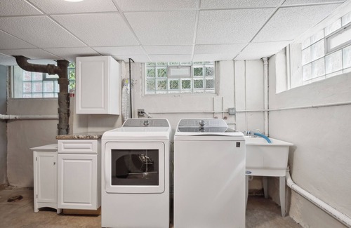 Rogers Park Condo | Cozy 3BR on Chicago's North Side & Free Parking On-premises!