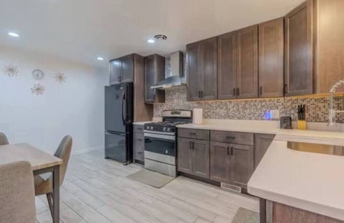 West Ridge Apartment | Cozy 3BR with Parking Easy Access Lake Shore Dr