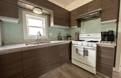 Bridgeport House | Cozy, Quiet, Riverwalk Sanctuary