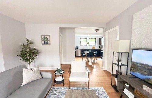 West Ridge Apartment | Cozy Retreat, Prime Location Near Loyola & Beach!