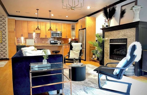 West Town Condo | Cozy Wicker Park Home with Movie Room