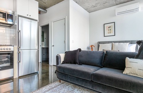 Near North Side Apartment | Dapper River North Studio w/Gym, Pool, near L stop, by Blueground