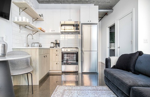 Near North Side Apartment | Dapper River North Studio w/Gym, Pool, near L stop, by Blueground