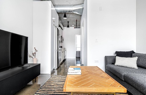 Near North Side Apartment | Darling River North 1BR w/Gym, Pool, near L stop & Beach, by Blueground