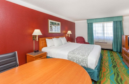 Arlington Heights Hotel | Days Inn & Suites by Wyndham Arlington Heights