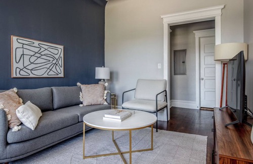 Wrigleyville Apartment | Deluxe Lakeview 1BR, nr Wrigley Field & Lake Michigan, by Blueground