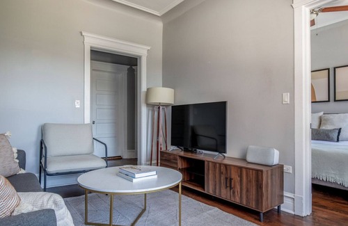 Wrigleyville Apartment | Deluxe Lakeview 1BR, nr Wrigley Field & Lake Michigan, by Blueground