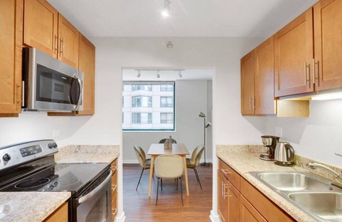 Streeterville Apartment | Deluxe Streeterville 1BR w/Gym & Pool, close to Beach, by Blueground