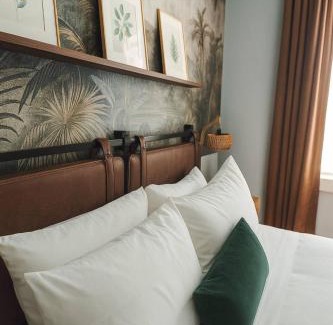 West Town Apartment | Desert Mirage 2br, Patio, & Free Parking