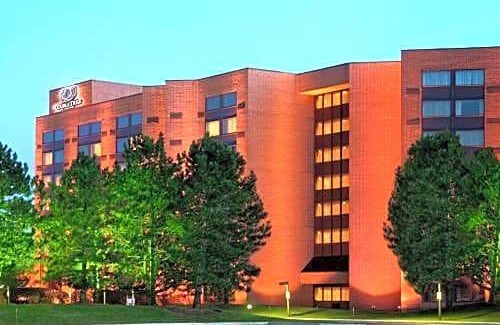 Naperville Hotel | DoubleTree by Hilton Lisle Naperville