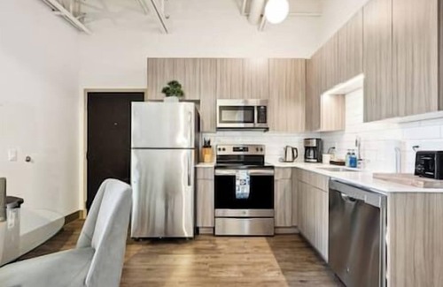 The Loop Condo | Downtown 3bd Penthouse| Lake Mich VIEWS +gym