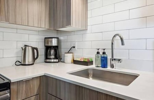 The Loop Condo | Downtown 3bd Penthouse| Lake Mich VIEWS +gym
