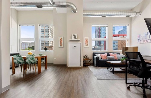 Near South Side Condo | Downtown McCormick &. Museums 2bd/2ba +gym&rooftop