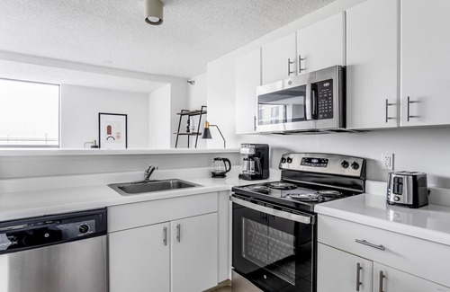 Streeterville Apartment | Dreamy Streeterville Studio w/Pool & Gym, nr Navy Pier, by Blueground