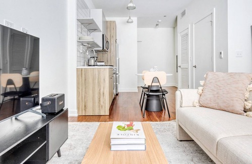 Uptown Apartment | Dreamy Uptown Studio w/ Roof & W/D, near Aragon Ballroom, by Blueground