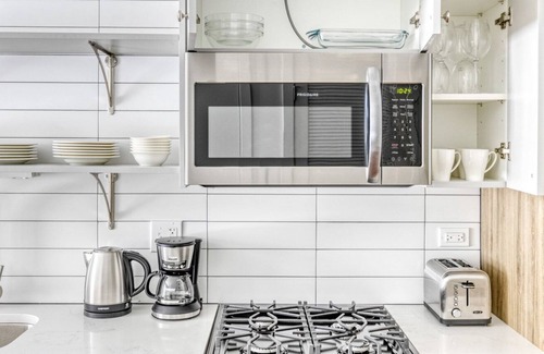 Uptown Apartment | Dreamy Uptown Studio w/ Roof & W/D, near Aragon Ballroom, by Blueground