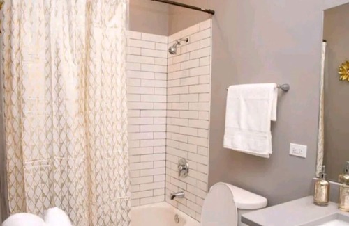 Grand Boulevard Apartment | Elegant 2 Bedroom Apartment in Chicago - Perfect for a Memorable Stay
