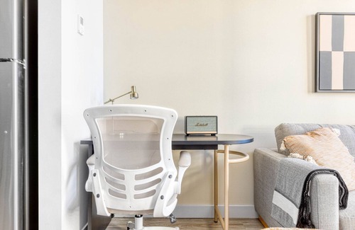 The Loop Apartment | Elegant Loop 1BR w/Lounge, Gym & Roof Deck, steps to L, by Blueground