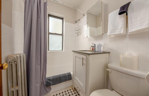 Hyde Park Apartment | FRONTDESK Open Studio Apt near McCormick Place