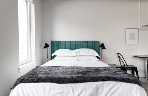 Lakeview Apartment | FRONTDESK Wrigleyville Studio Apt with Balcony