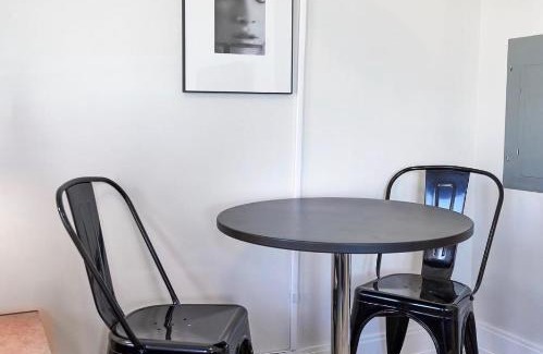 Lakeview Apartment | FRONTDESK Wrigleyville Studio Apt with Balcony