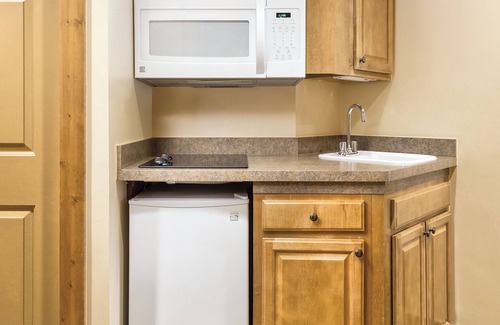 Hanover Resort | Galena, IL: 1 Bedroom w/Fireplace, Jetted Tub, Resort Pool & Outdoor Activities