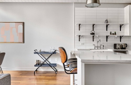 Near North Side Apartment | Generous River North 3BR w/Gym, Rooftop, walk to L & Park, by Blueground (ID #CHI324)