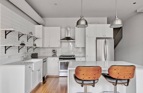 Near North Side Apartment | Generous River North 3BR w/Gym, Rooftop, walk to L & Park, by Blueground (ID #CHI324)