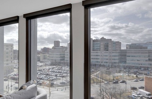 Illinois Medical District Apartment | Gorgeous Medical District 2BR w/ Gym & W/D, 1 block to L, by Blueground