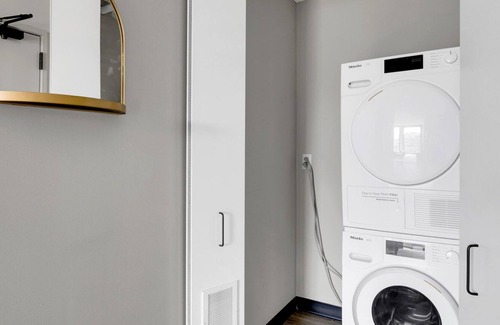 Illinois Medical District Apartment | Gorgeous Medical District 2BR w/ Gym & W/D, 1 block to L, by Blueground