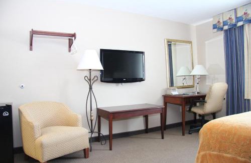 Pittsfield Hotel | Green Acres Hotel