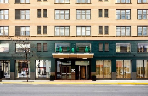 Downtown Chicago House | Group Vacation! 2 Spacious Units Near Oak Street Beach! Onsite Parking!