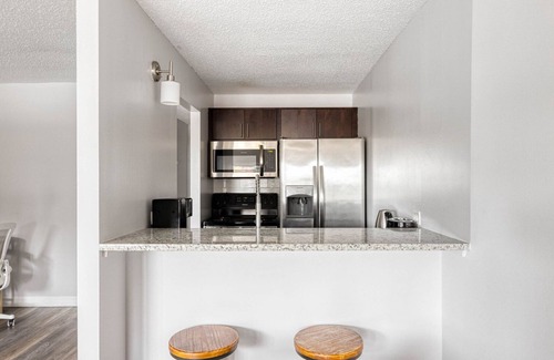Rush and Division Apartment | Hip Gold Coast Studio w/Deck, Gym & Lounge, 1 block to L, by Blueground
