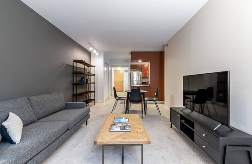 Downtown Chicago Apartment | Hip Loop 1BR w/Gym, Pool, W/D, nr. Financial District, by Blueground