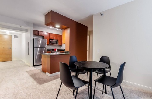 Downtown Chicago Apartment | Hip Loop 1BR w/Gym, Pool, W/D, nr. Financial District, by Blueground