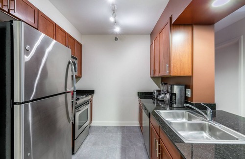 Downtown Chicago Apartment | Hip Loop 1BR w/Gym, Pool, W/D, nr. Financial District, by Blueground
