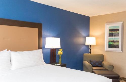 Elk Grove Village Hotel | Holiday Inn Chicago - Elk Grove, an IHG Hotel