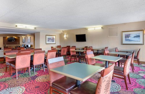 Downers Grove Hotel | Holiday Inn Express Chicago-Downers Grove, an IHG Hotel