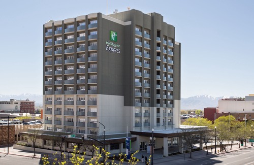 Niles Hotel | Holiday Inn Express & Suites Chicago North Shore - Niles, an Ihg Hotel