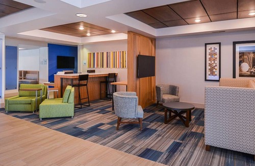 Champaign Hotel | Holiday Inn Express Hotel & Suites Urbana-Champaign, an IHG Hotel