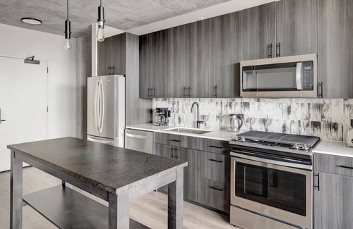 Near West Side Apartment | Ideal West Loop 1BR w/ Gym, Pool & Lounge, 2 blocks from L, by Blueground