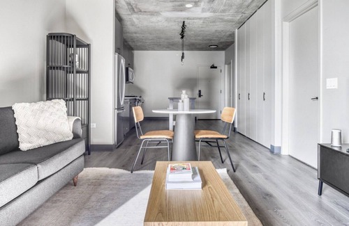 Near West Side Apartment | Ideal West Loop 1BR w/ Gym, Pool & Lounge, 2 blocks from L, by Blueground