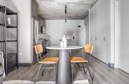 Near West Side Apartment | Ideal West Loop 1BR w/ Gym, Pool & Lounge, 2 blocks from L, by Blueground