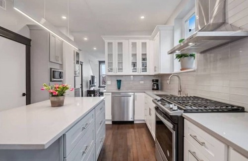 Bucktown Apartment | Immaculate 2-Story Home w/Garage, 2 Back Decks & Garden