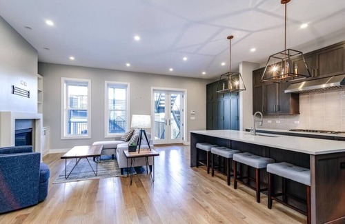 Near West Side Apartment | Immaculate Brand New Condo Downtown!