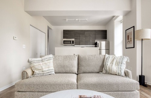 South Loop Apartment | Impeccable South Loop 2BR nr L & Grant Park, by Blueground
